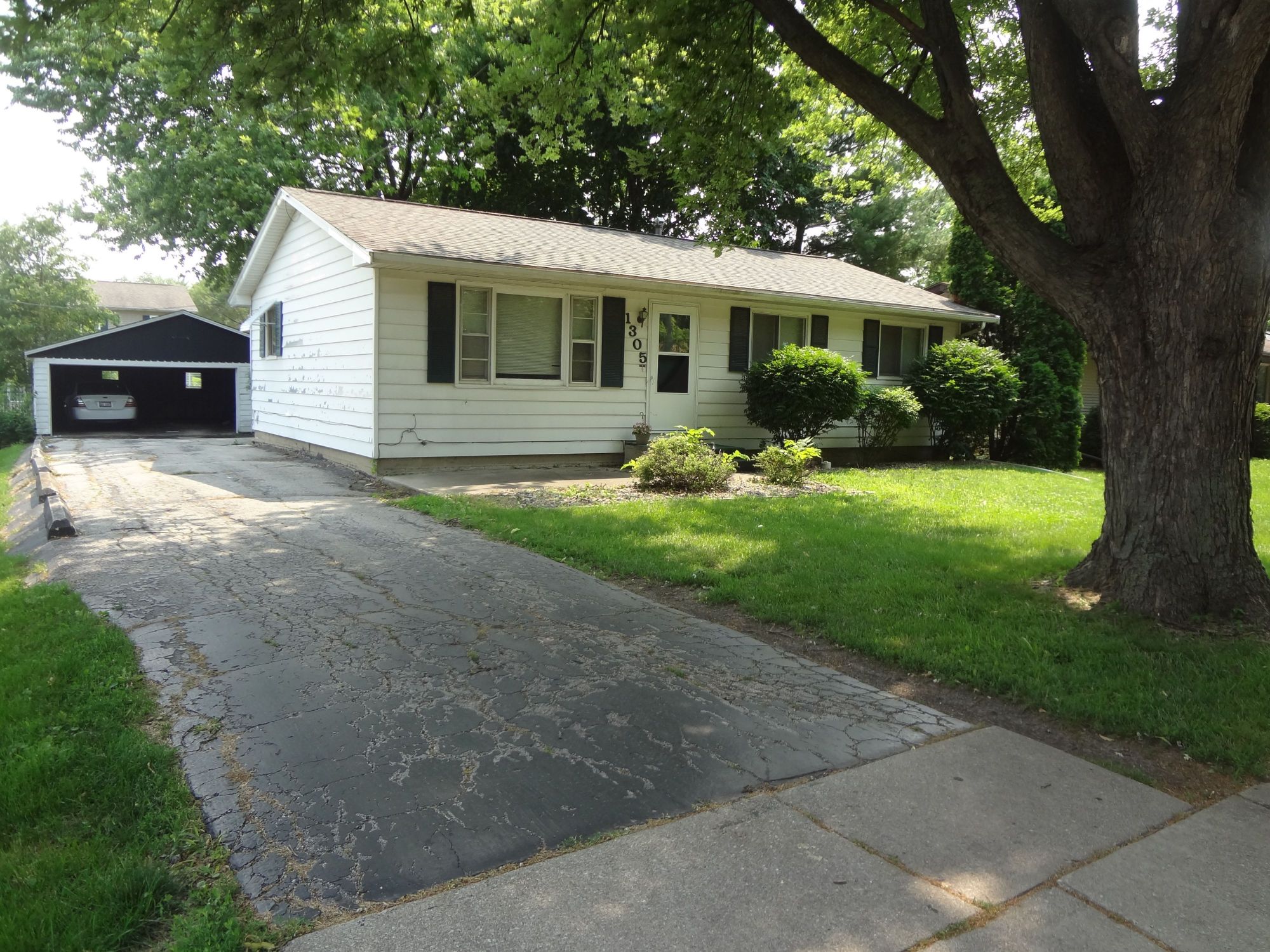 1305 Hovey Ave