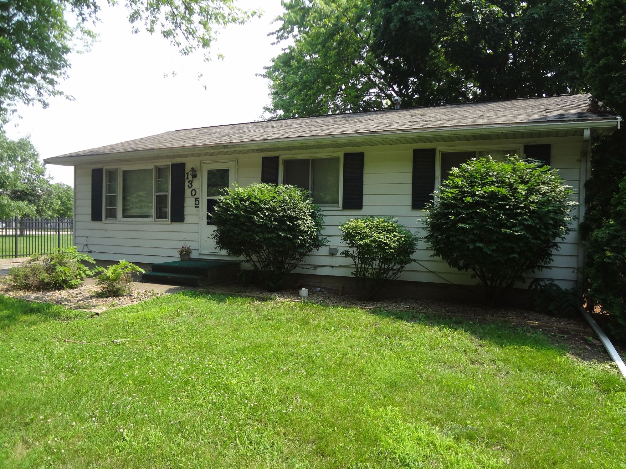 1305 Hovey Ave