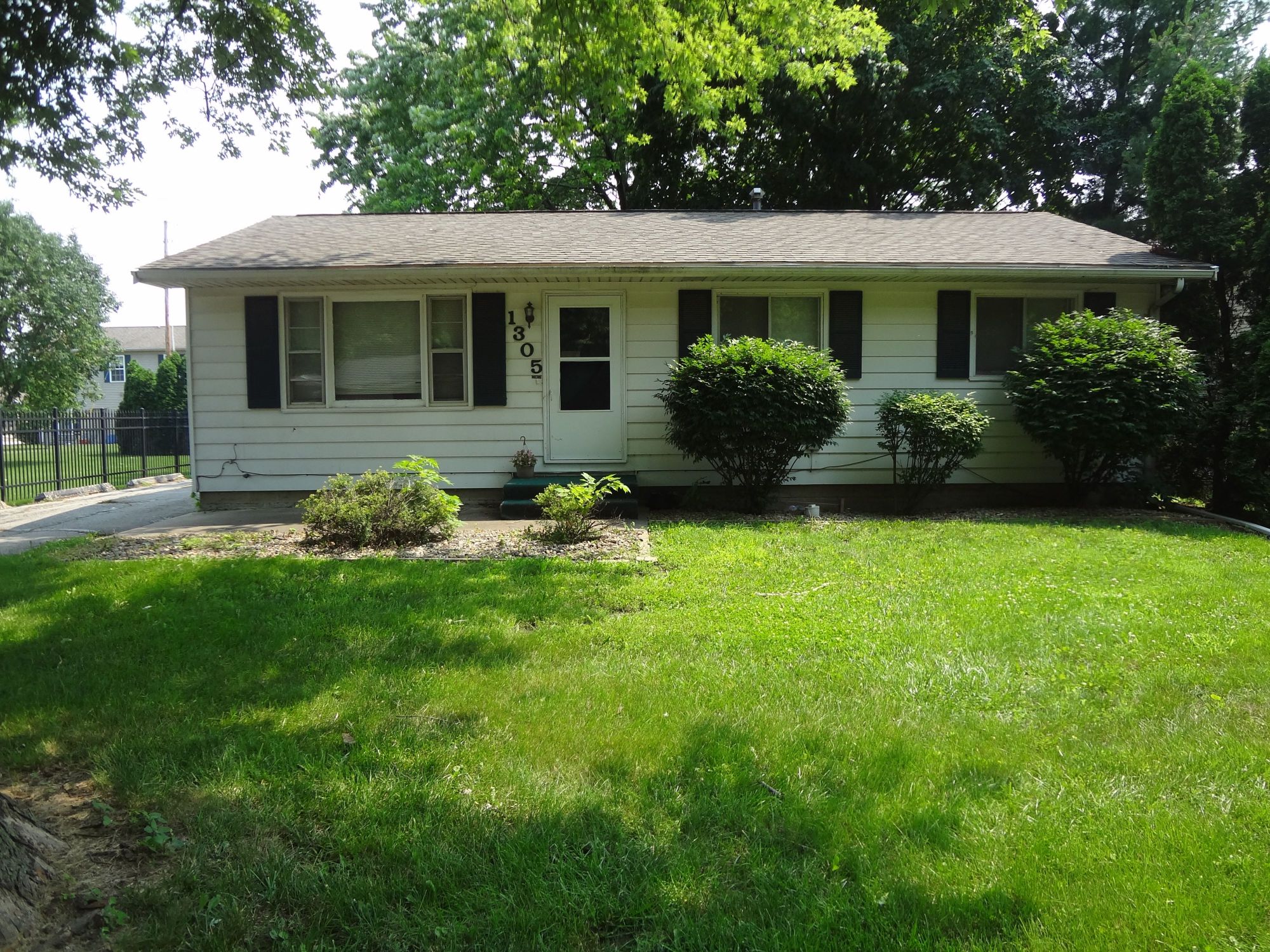1305 Hovey Ave