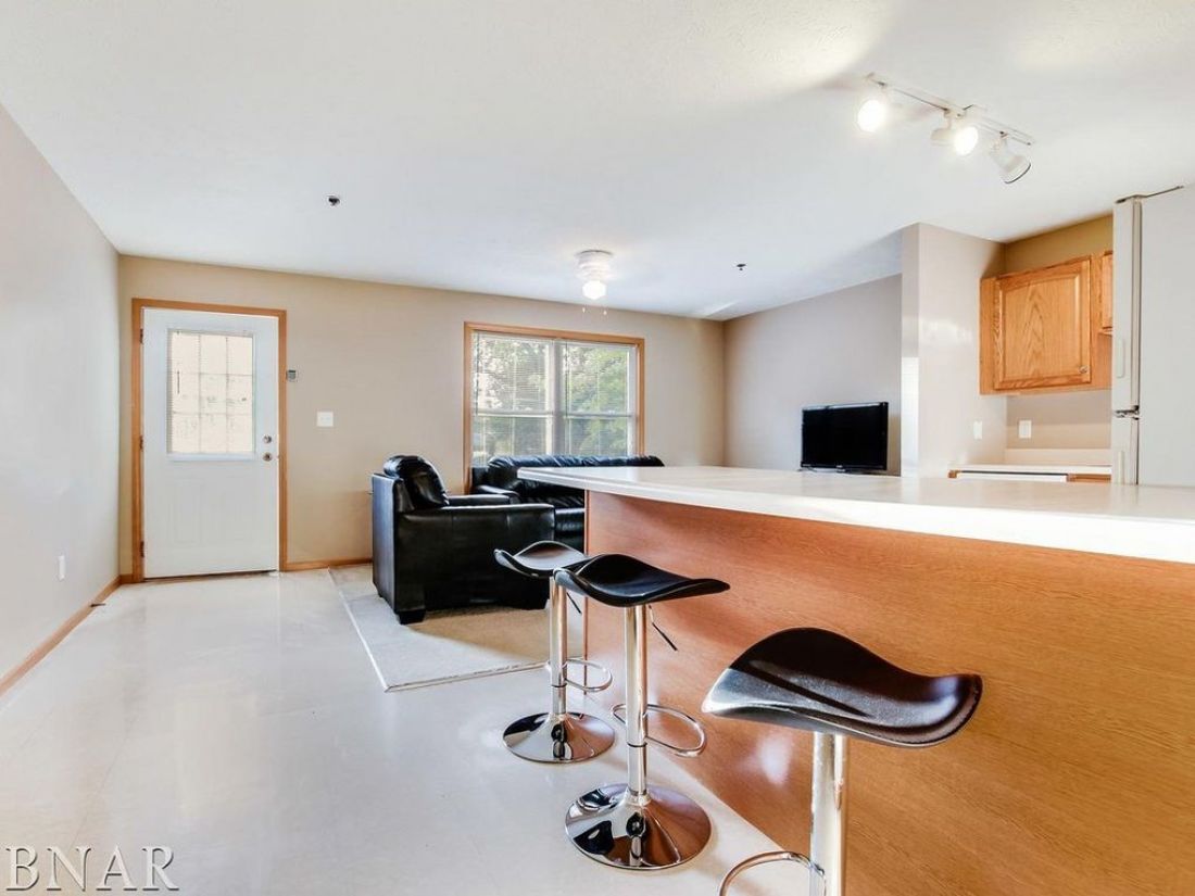 910 Kingsley Ct (Suite)
