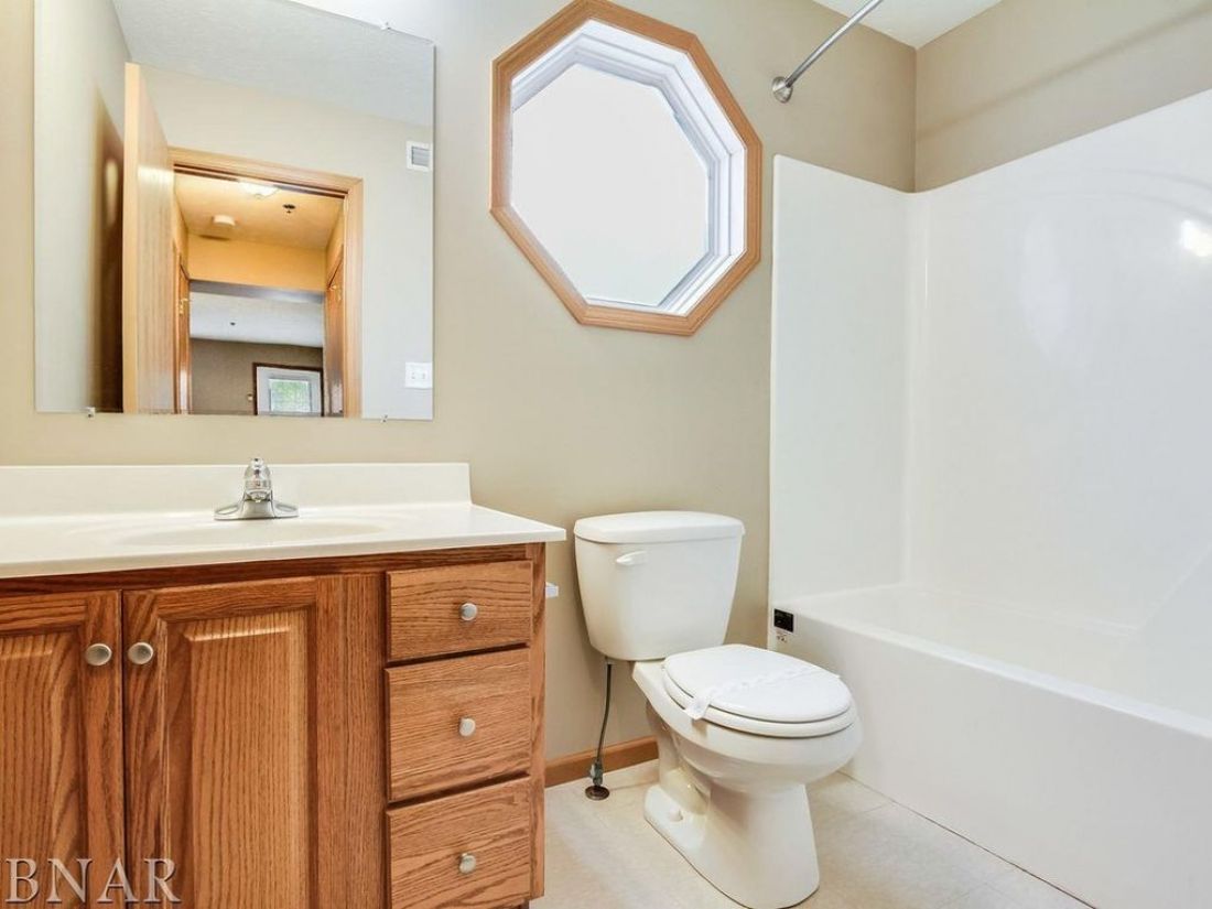910 Kingsley Ct (Suite)